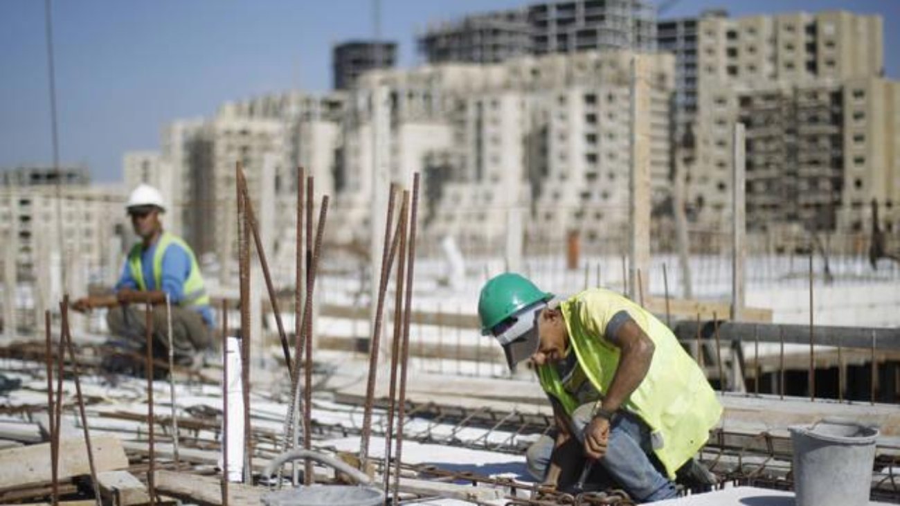 عمال في موقع مشروع سكني يعكس تحديات تنفيذ المشاريع السكنية في السعودية